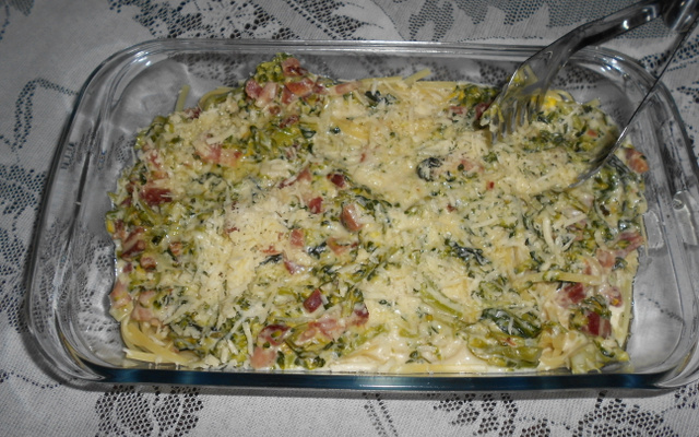 Macarrão com requeijão, brócolis e bacon