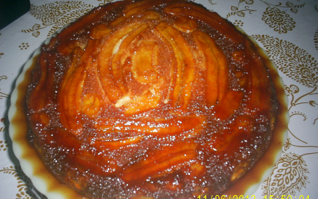 Bolo de banana com calda de caramelo