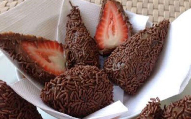 Coxinha de brigadeiro com recheio de morango