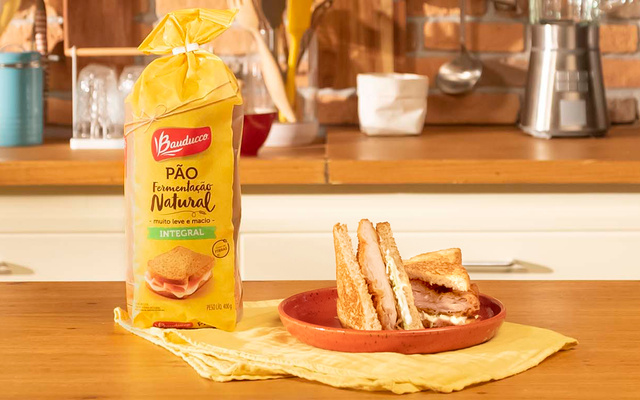 Katsu sando (sanduíche com frango empanado)