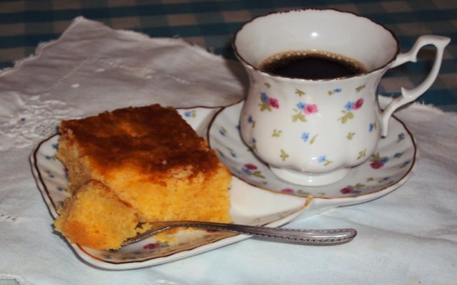 Bolo fofinho de flocão de milho