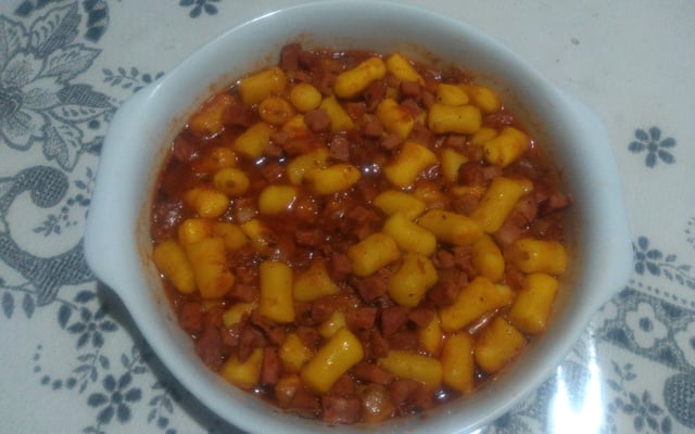 Nhoque de forno com molho calabresa