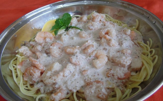 Macarrão ao molho branco com camarão