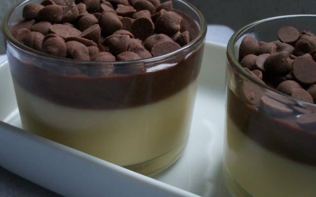 Mousse de maracujá com cobertura de chocolate