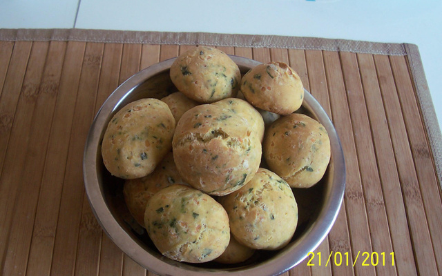 Pãezinhos de ervas e queijo ralado muito fáceis