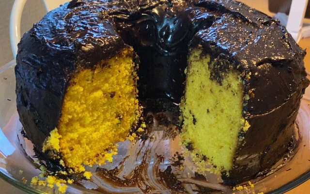 Bolo de cenoura com cobertura de caramelo