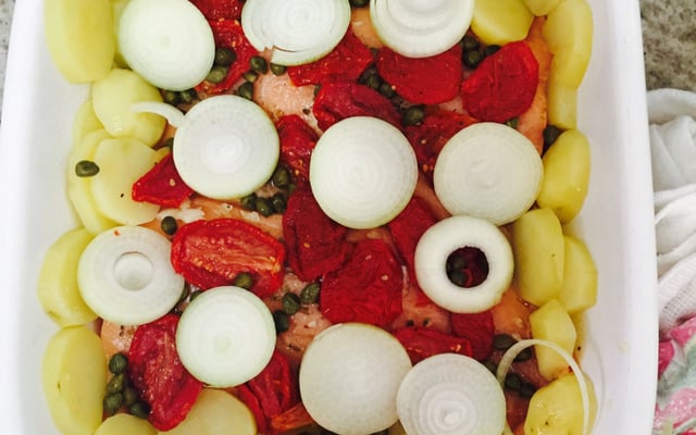 Salmão com tomate seco e alcaparras