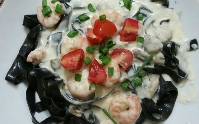 Massa Negra ao molho de camarões