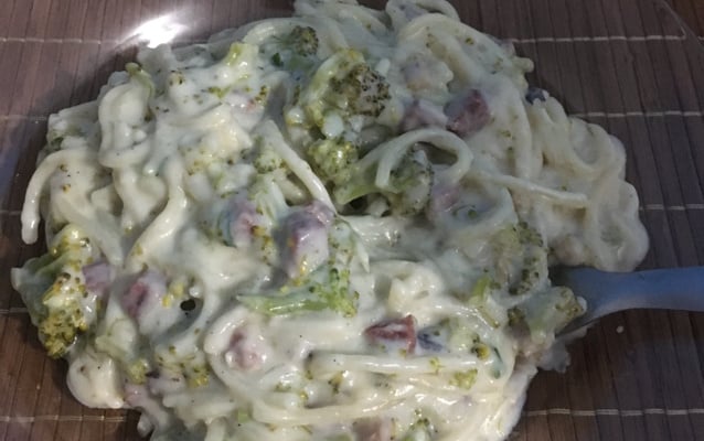 Macarrão com brócolis, bacon e molho branco