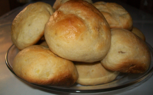 Pão de batata recheado com mortadela
