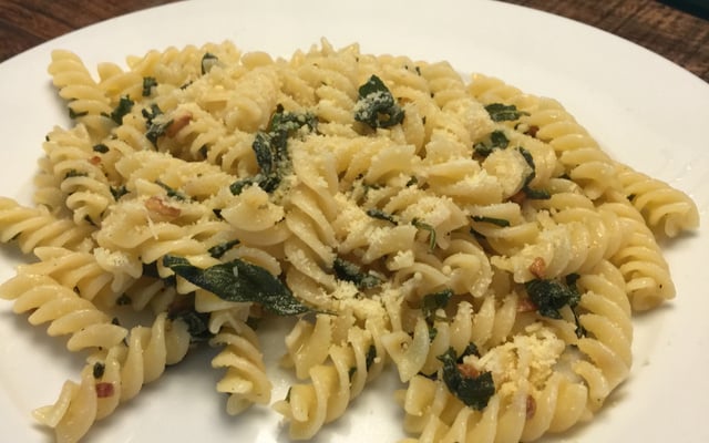 Macarrão com sálvia e parmesão