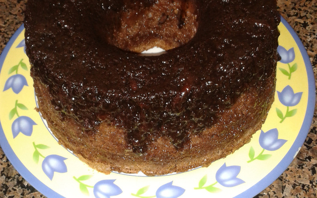 Bolo de chocolate assado com a calda