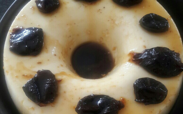 Manjar branco com calda de ameixas