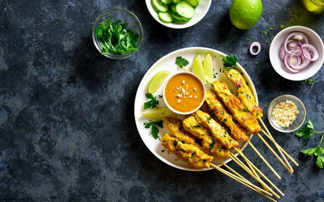Espetinho de frango com queijo coalho