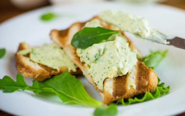 Patê de queijo cottage com manjericão