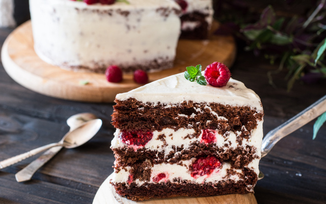 Bolo gelado de frutas vermelhas