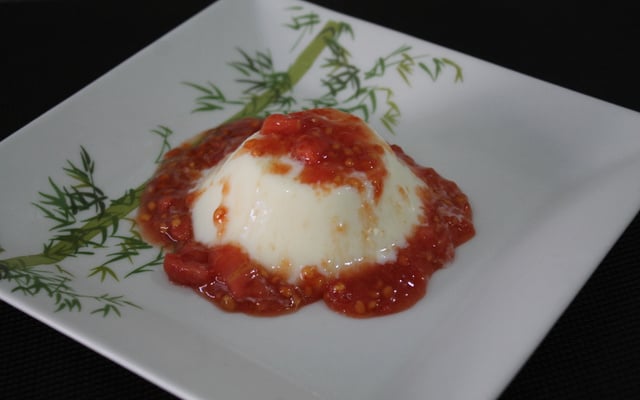 Flan de iogurte com calda de goiaba