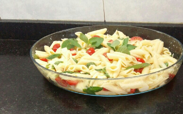 Penne com tomate fresco e mussarela de búfala