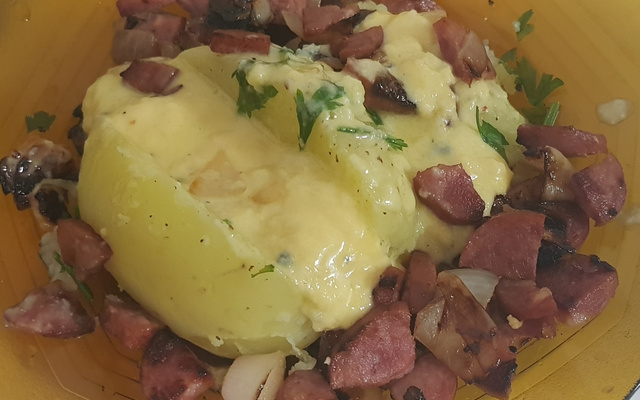 Batata e queijo com linguiça