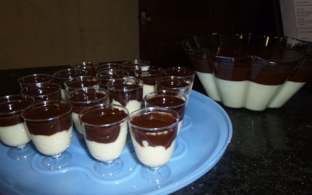 Doce gelado de coco com chocolate