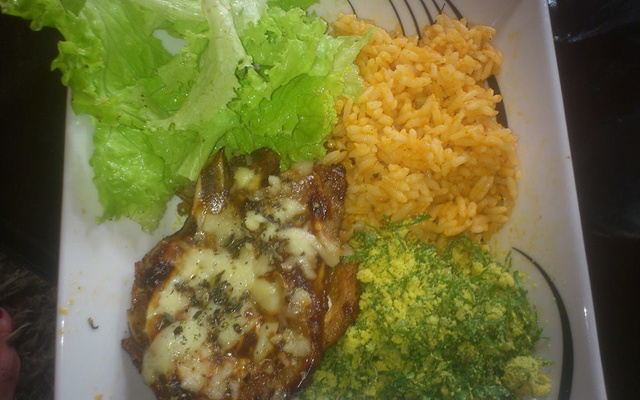 Bisteca à dois molhos e dois queijos