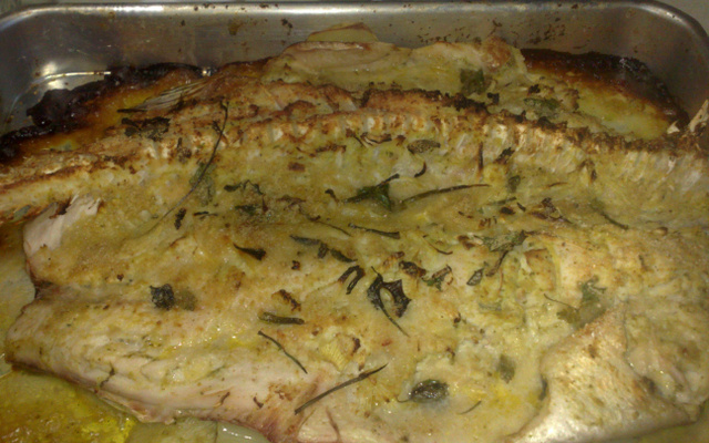 Carpa deliciosa com ervas frescas