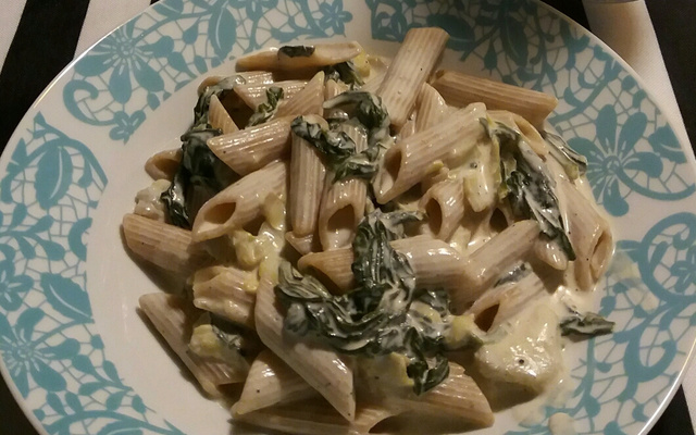 Penne com espinafre e alcachofra