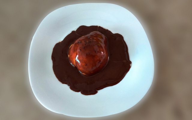 Pera com calda de chocolate
