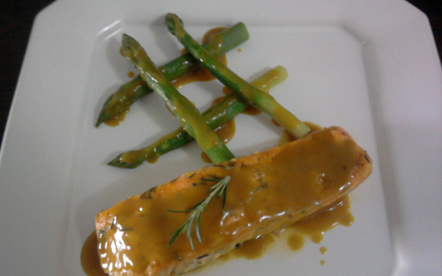 Salmão e aspargos ao molho agridoce