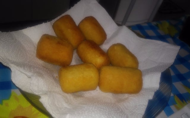 Enroladinho de salsicha frito simples