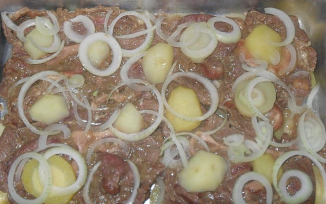 Chuleta assada com batatas