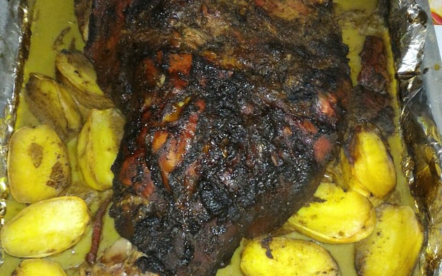 Paleta suína com batata ao forno