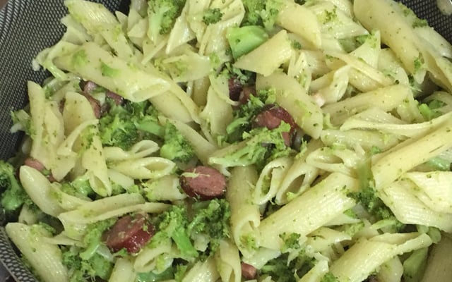 Macarrão com brócolis, linguiça e bacon