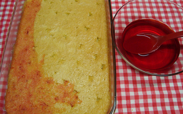 Bolo de morangos na travessa