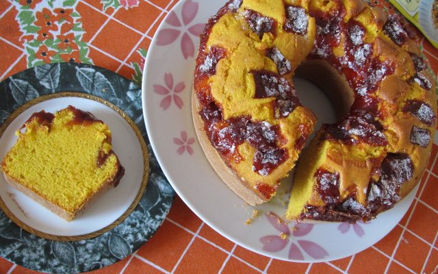 Bolo de fubá com cenoura e goiabada
