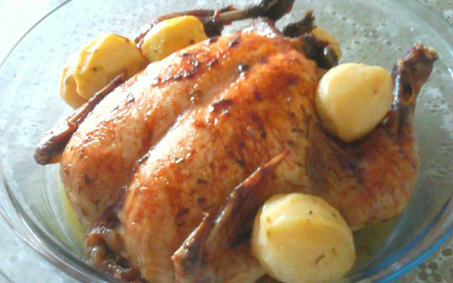 Frango assado com batatas