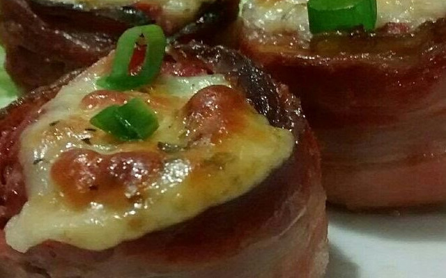 Falso medalhão de carne com linguiça recheado