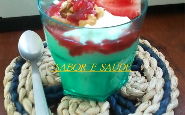 Coalhada de morango e nozes