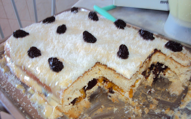 Bolo com recheio de ameixa e pessêgo da mamãe Cida