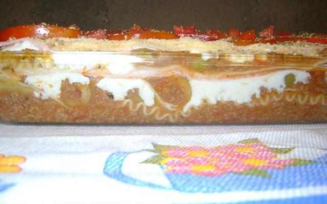 Lasanha ao molho bolonhesa e molho branco