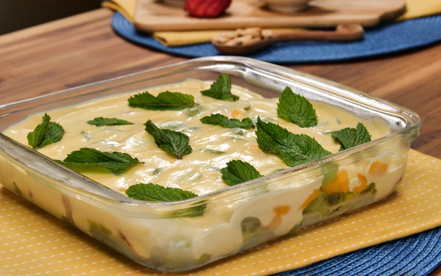 Bombom de travessa de salada de frutas