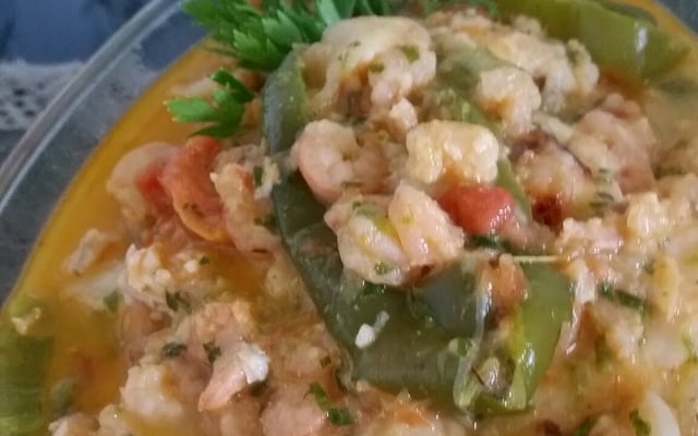 Moqueca com camarão e pirão