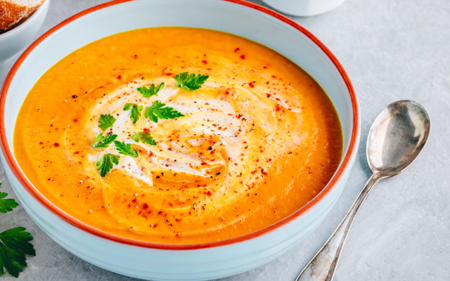 Sopa de abóbora com queijo prato
