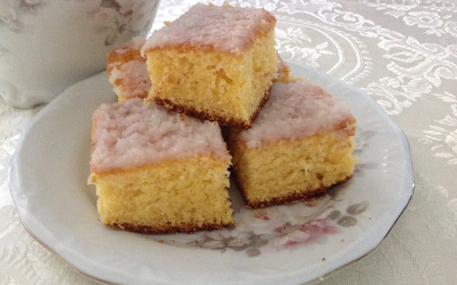 Bolo de fubá com creme de leite