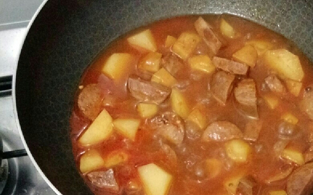 Ensopado de linguiça com batata