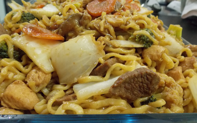 Yakissoba de frango e carne