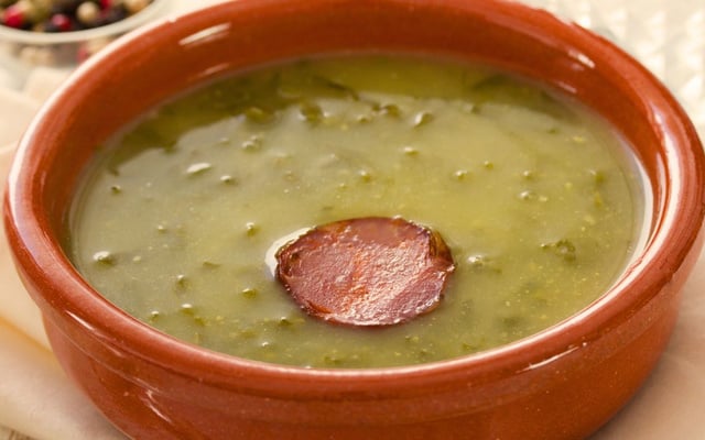 Caldo verde com mandioca e calabresa na tigela de cerâmica