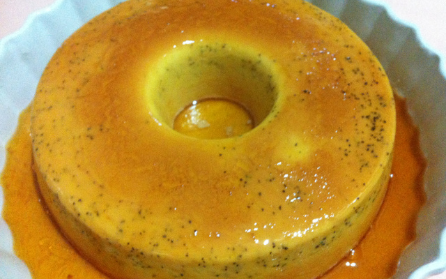 Pudim de maracujá com calda de caramelo