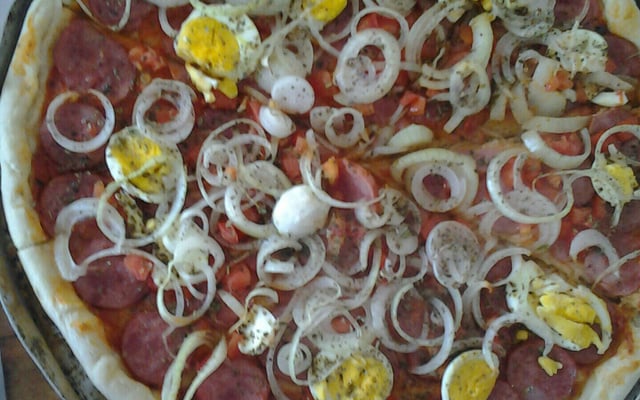 Pizza de calabresa (massa fina)
