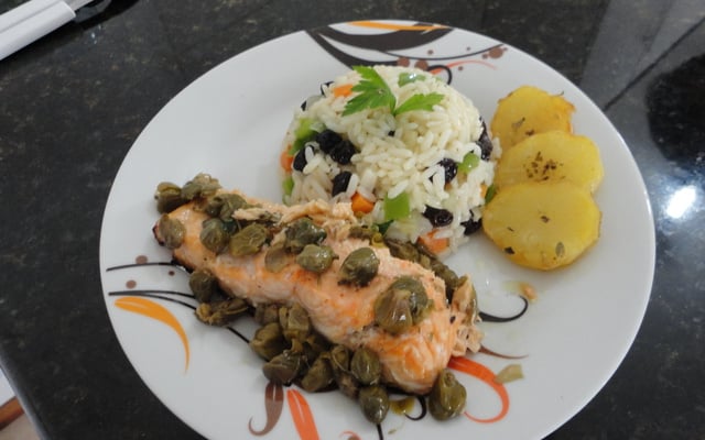Salmão com molho de alcaparras